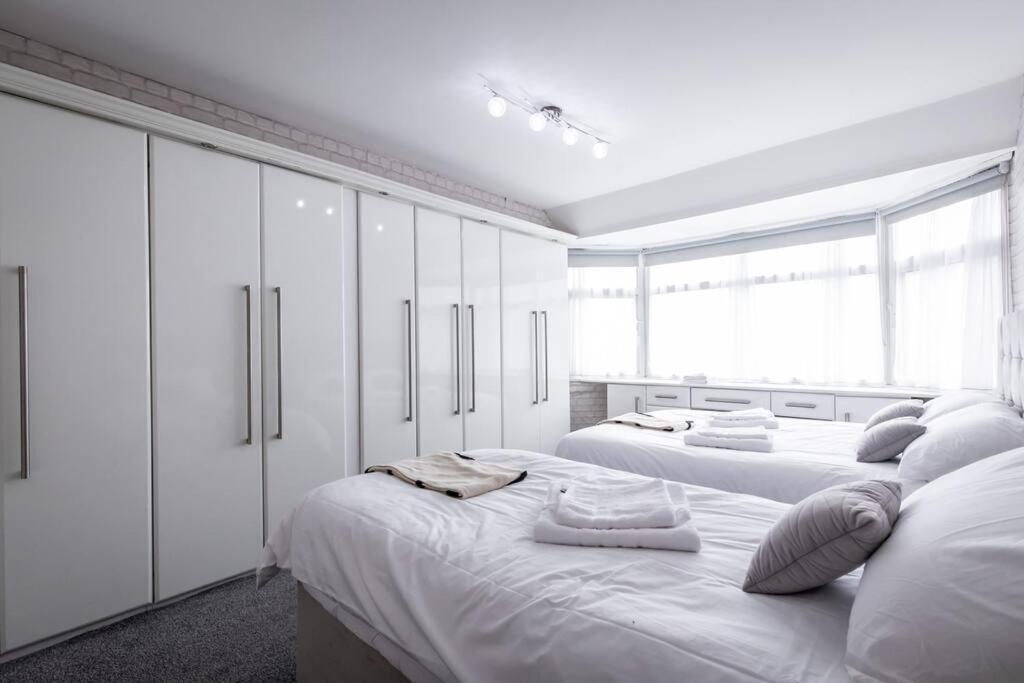 מנצ'סטר Windsor House 3 Bedrooms Sleeps 8 מראה חיצוני תמונה