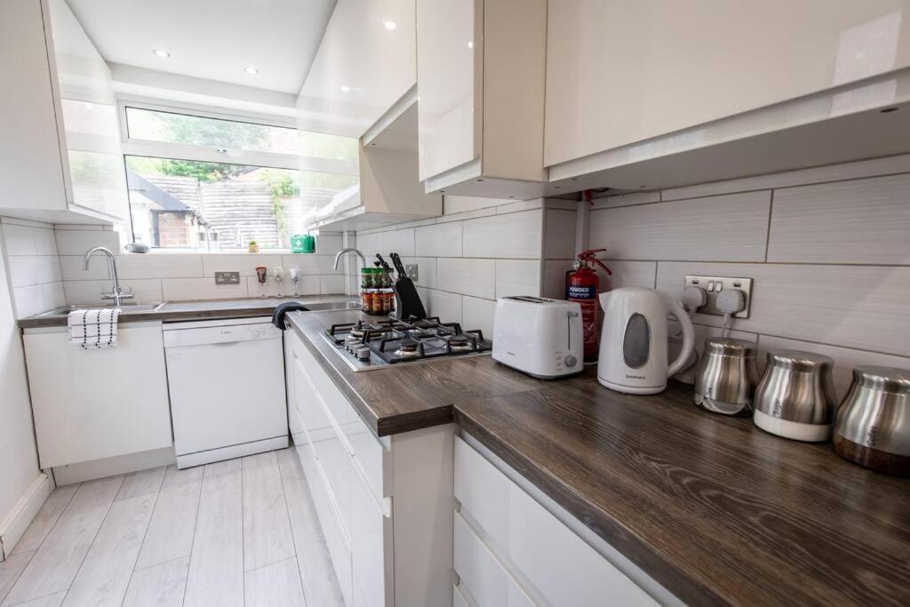 מנצ'סטר Windsor House 3 Bedrooms Sleeps 8 מראה חיצוני תמונה