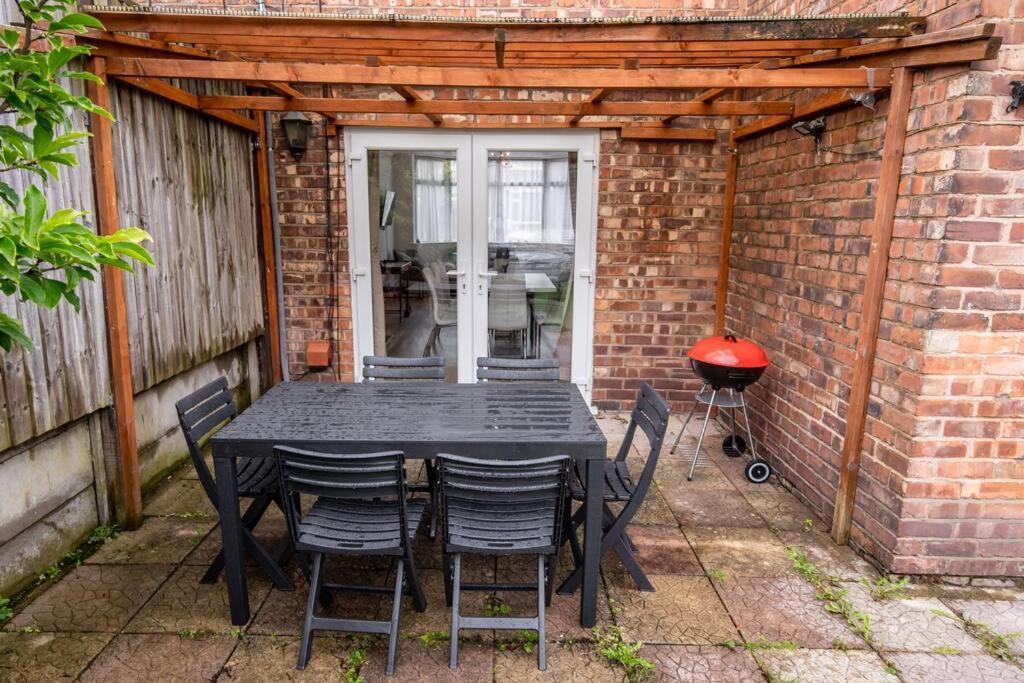 מנצ'סטר Windsor House 3 Bedrooms Sleeps 8 מראה חיצוני תמונה