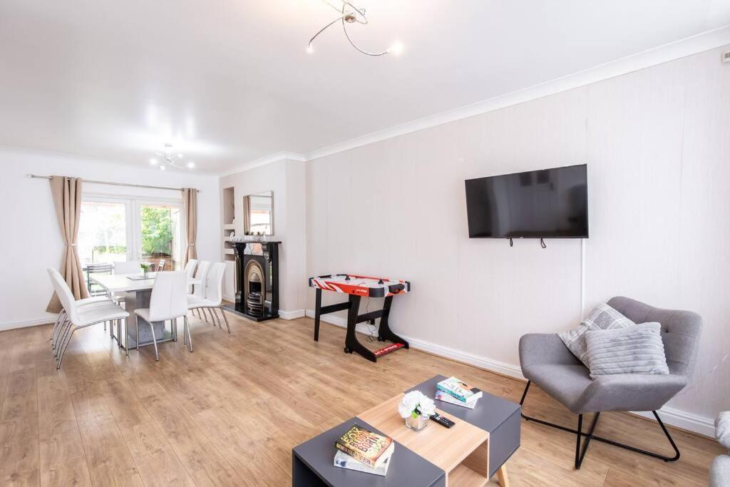 מנצ'סטר Windsor House 3 Bedrooms Sleeps 8 מראה חיצוני תמונה