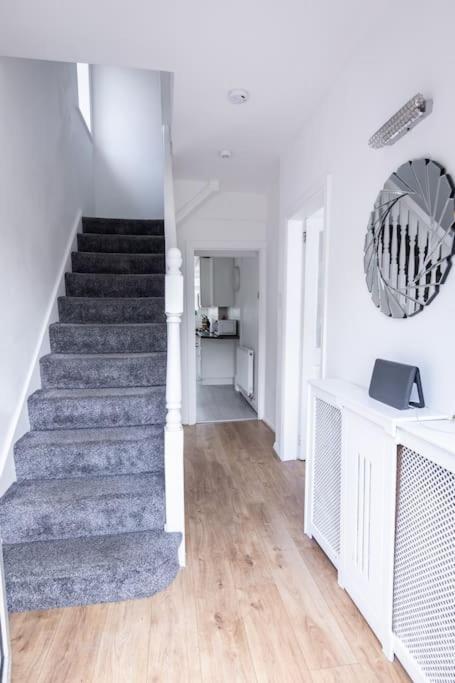 מנצ'סטר Windsor House 3 Bedrooms Sleeps 8 מראה חיצוני תמונה