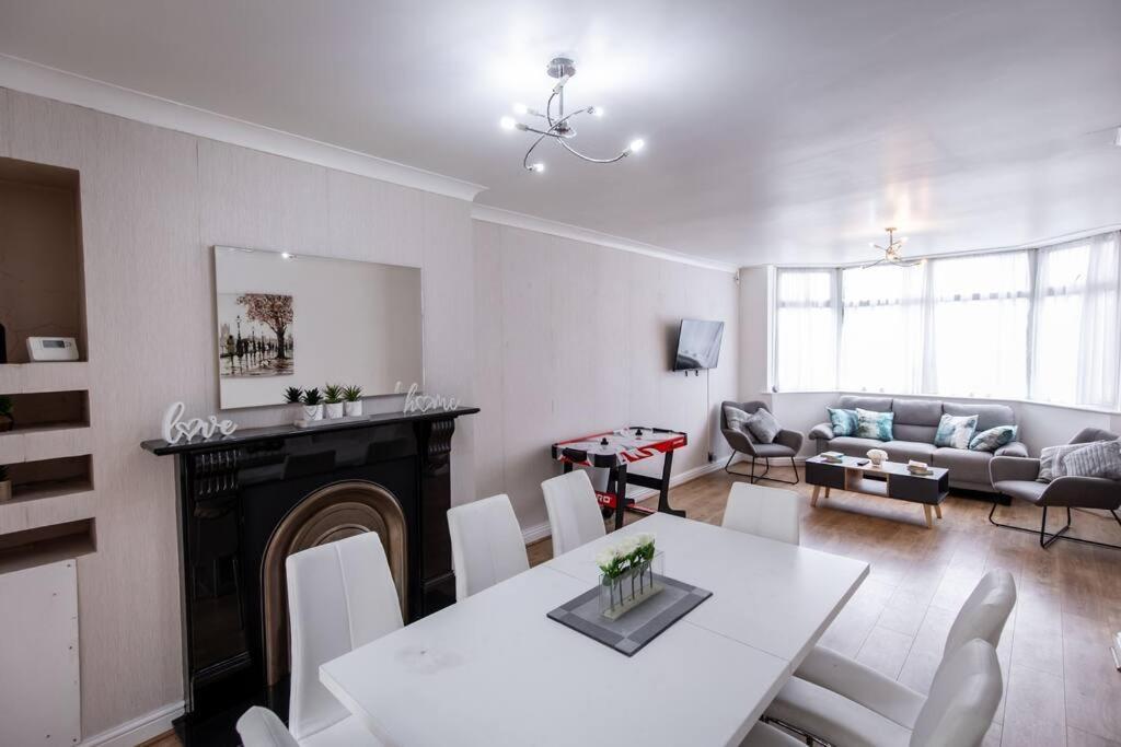 מנצ'סטר Windsor House 3 Bedrooms Sleeps 8 מראה חיצוני תמונה