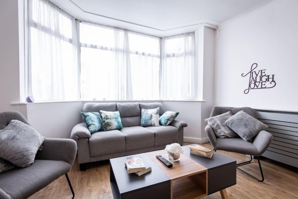מנצ'סטר Windsor House 3 Bedrooms Sleeps 8 מראה חיצוני תמונה