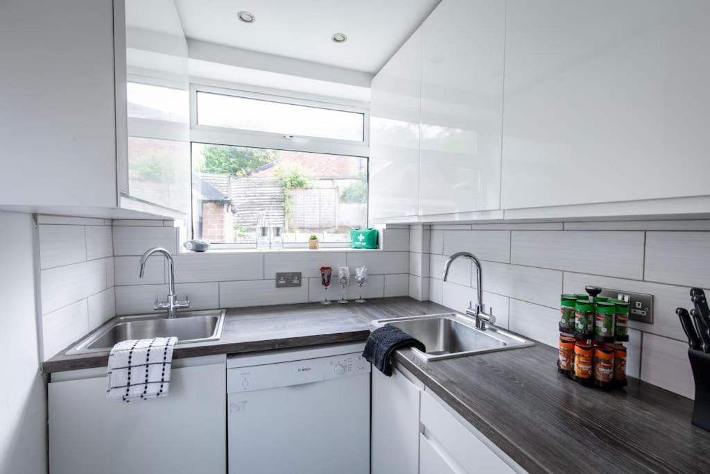 מנצ'סטר Windsor House 3 Bedrooms Sleeps 8 מראה חיצוני תמונה