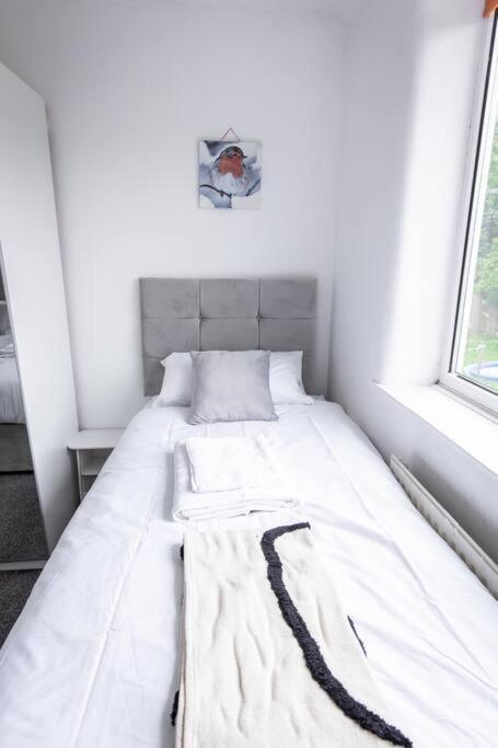 מנצ'סטר Windsor House 3 Bedrooms Sleeps 8 מראה חיצוני תמונה