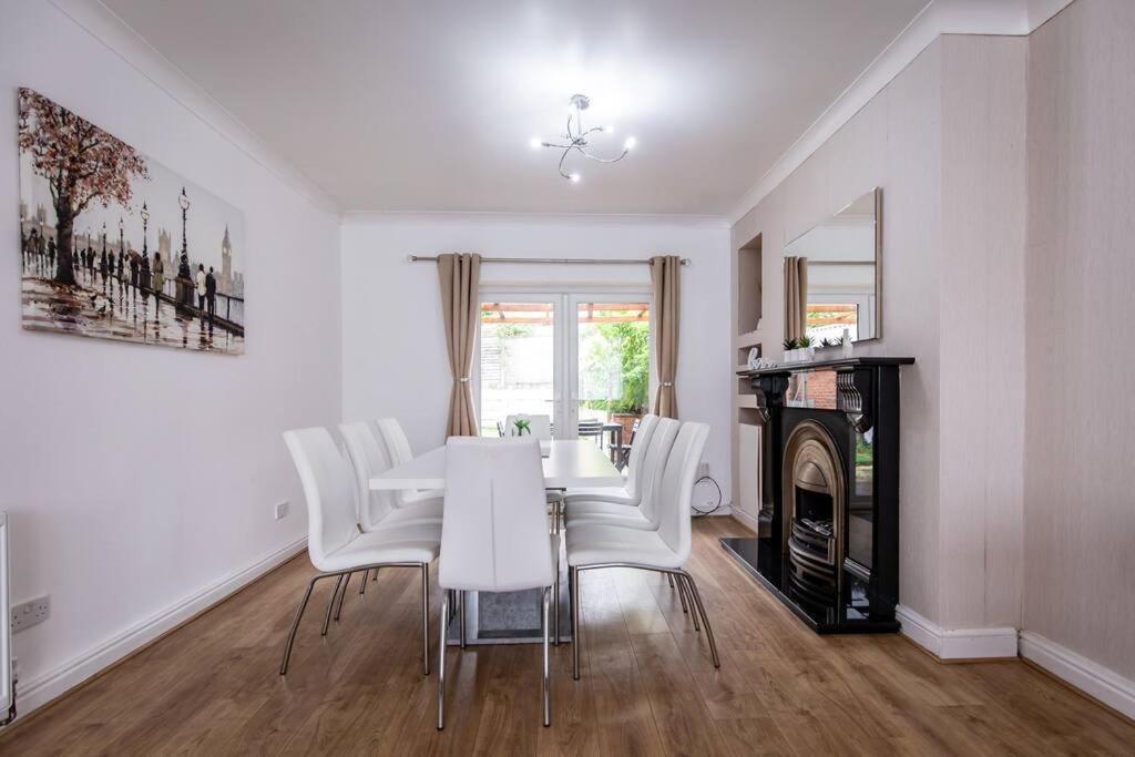 מנצ'סטר Windsor House 3 Bedrooms Sleeps 8 מראה חיצוני תמונה